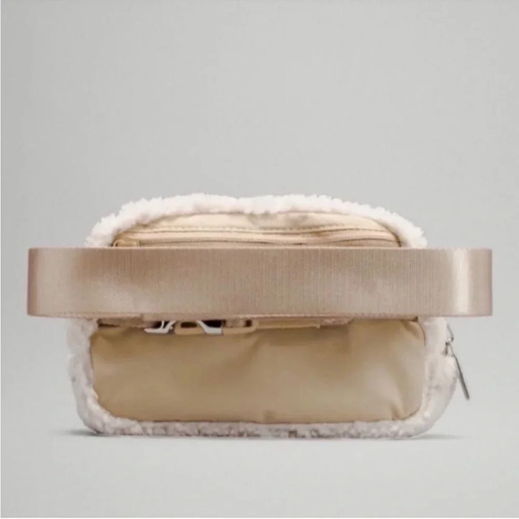 NWT Lululemon Everywhere Belt Bag Sherpa Fuzzy Ivory Sold Out - Picture 3 of 7
